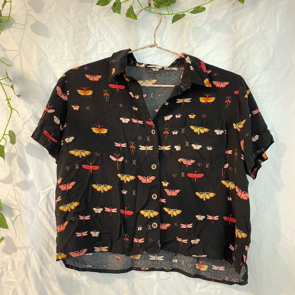 PRINTED CROP BUTTON UP Urban Outfitters